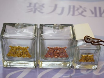 玻璃粘金屬膠水案例，聚力膠水無氣味不發(fā)白耐老化符合環(huán)保標(biāo)準(zhǔn)